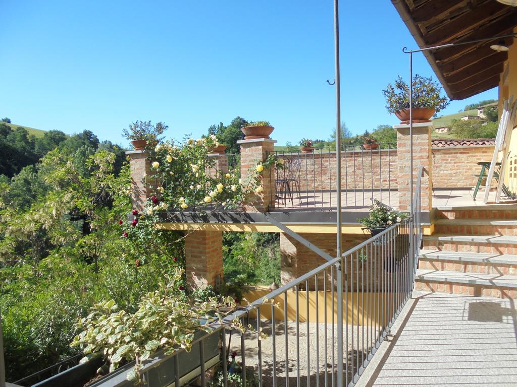 Agriturismo La Terrazza Sul Bosco Barolo Exterior foto