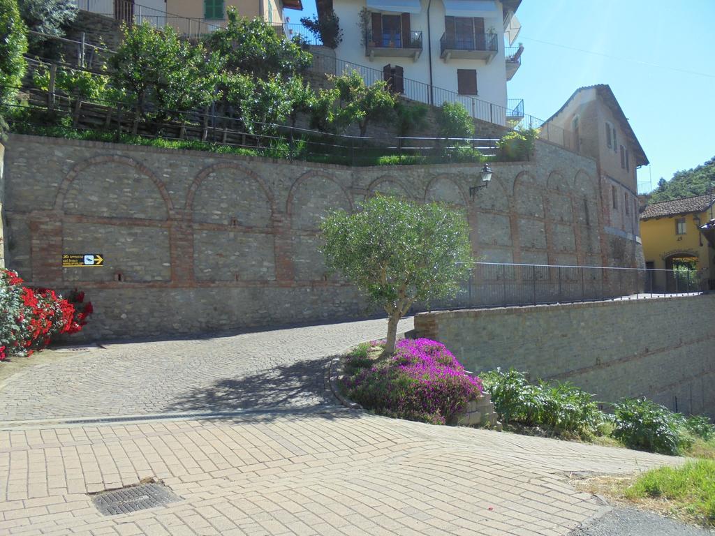 Agriturismo La Terrazza Sul Bosco Barolo Exterior foto