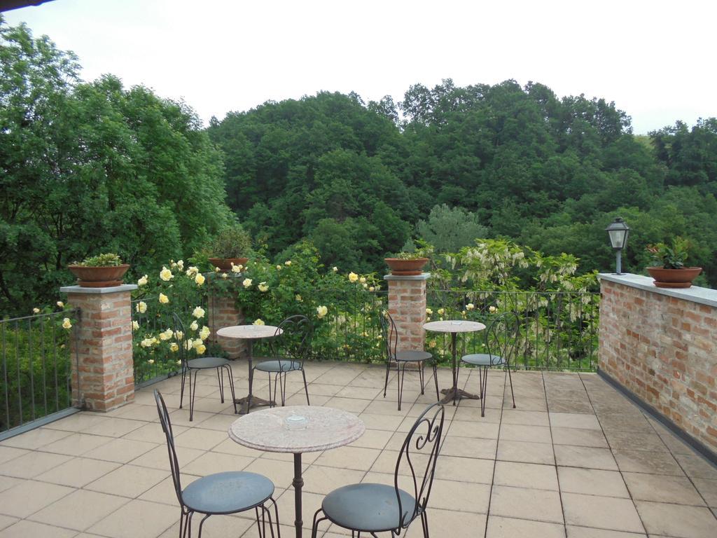 Agriturismo La Terrazza Sul Bosco Barolo Exterior foto