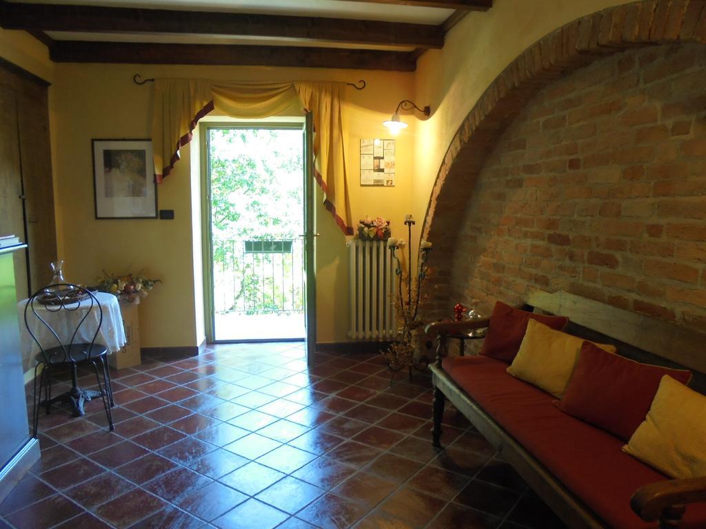 Agriturismo La Terrazza Sul Bosco Barolo Exterior foto