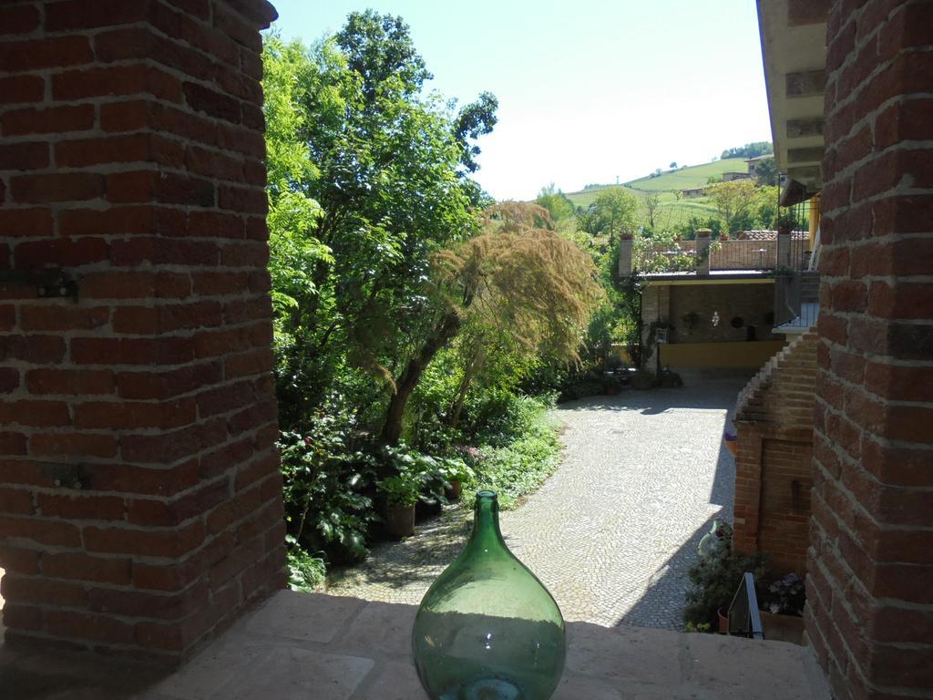 Agriturismo La Terrazza Sul Bosco Barolo Exterior foto