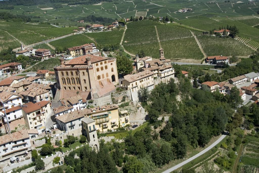 Agriturismo La Terrazza Sul Bosco Barolo Exterior foto